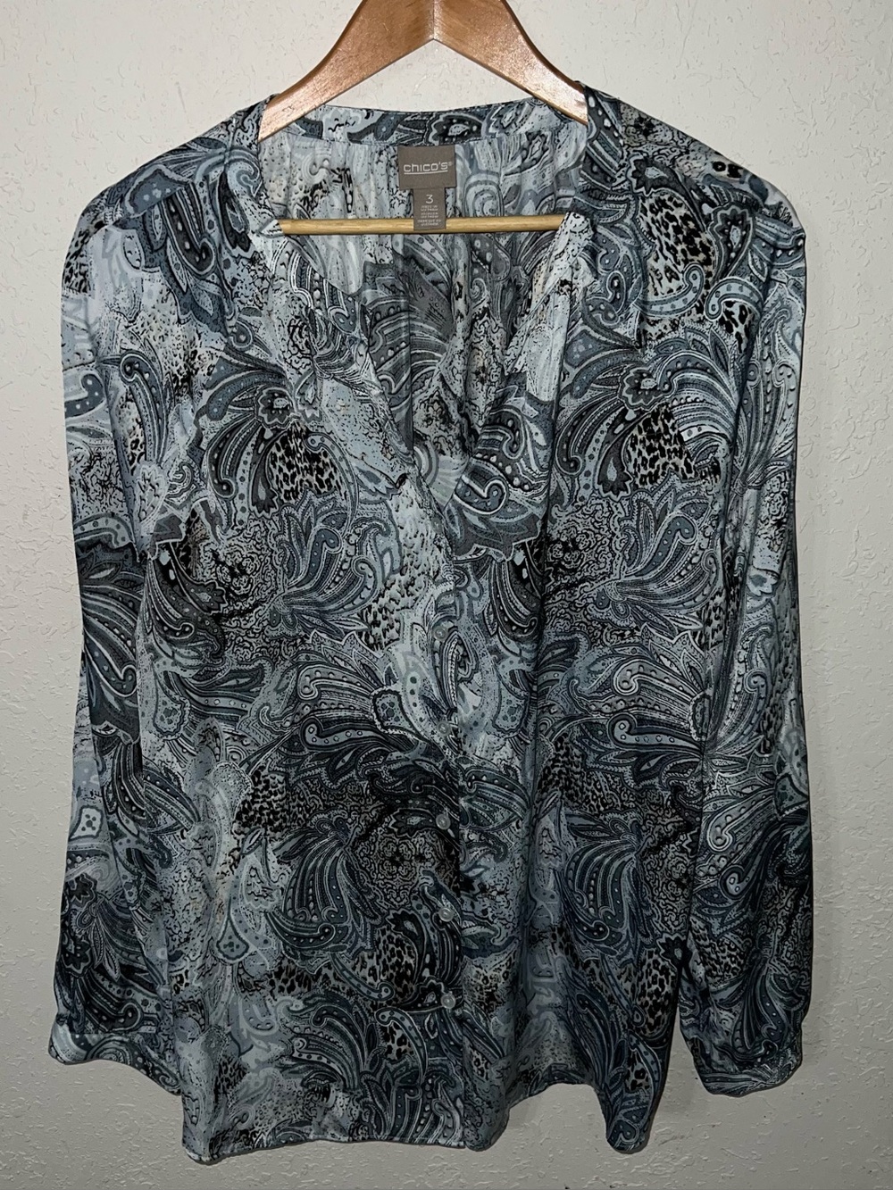 Chico's gray blue paisley print long-sleeve Button Down v-neck blouse Size XL.